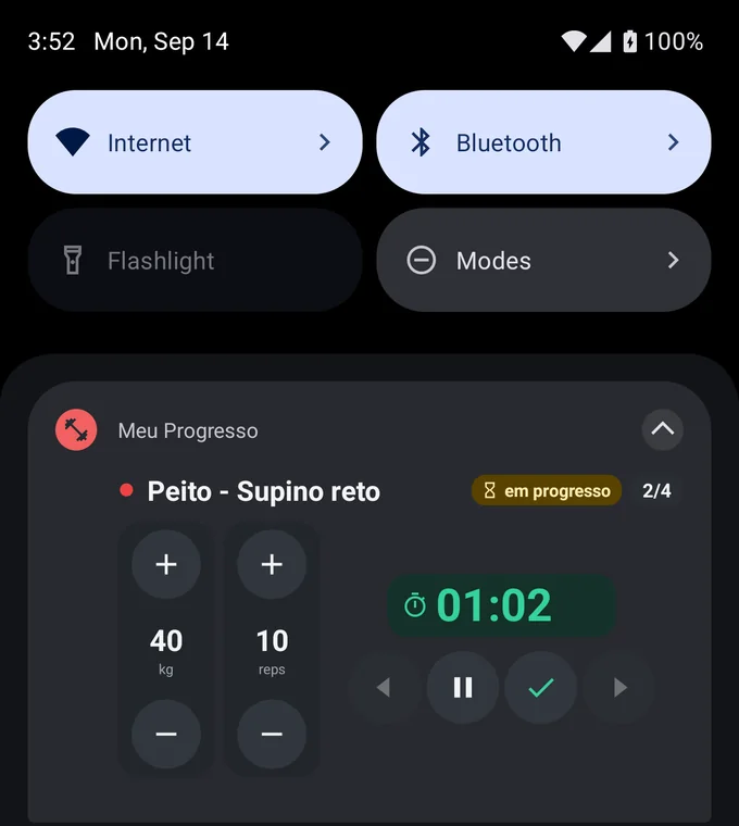Notificação do treino com a carga, as repetições, o cronômetro e os botões de registrar
